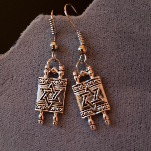 Star Of David Jewish Hebrew Sefer Torah Earrings - Picture 4 of 5